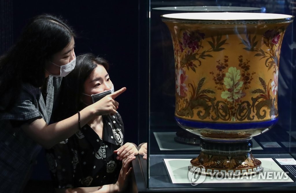 Ceramics exhibit highlights Joseon royal court's exchange with West