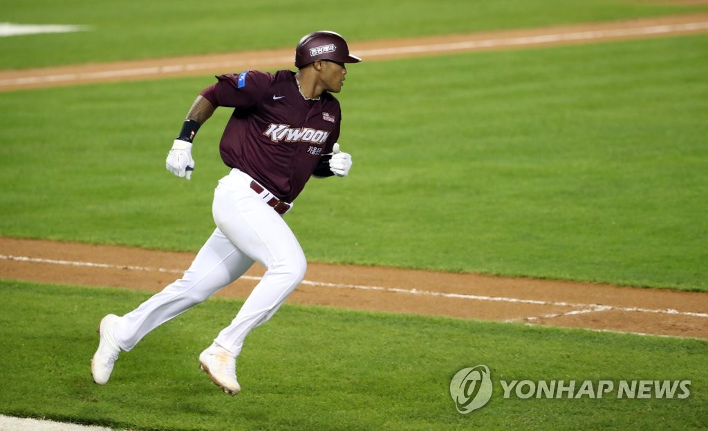 Addison Russell of the Kiwoom Heroes runs to first base after a single against the Doosan Bears in the top of the sixth inning of their Korea Baseball Organization regular season game at Jamsil Baseball Stadium in Seoul on July 28, 2020. (Yonhap)