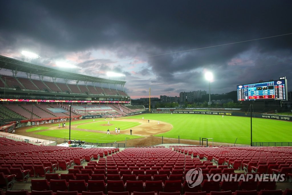 A professional baseball game between the KT Wiz and the Kia Tigers is held without spectators in the southwestern city of Gwangju on July 30, 2020, amid stricter social distancing guidelines. (Yonhap)