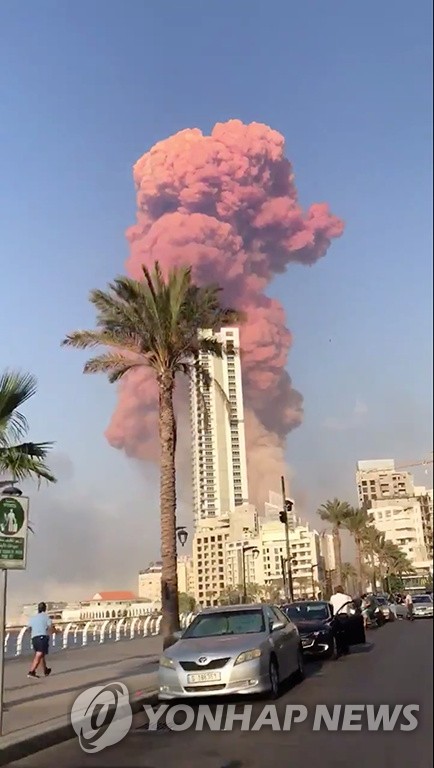 레바논 베이루트 폭발 현장에서 솟아오르는 연기 기둥 | 연합뉴스
