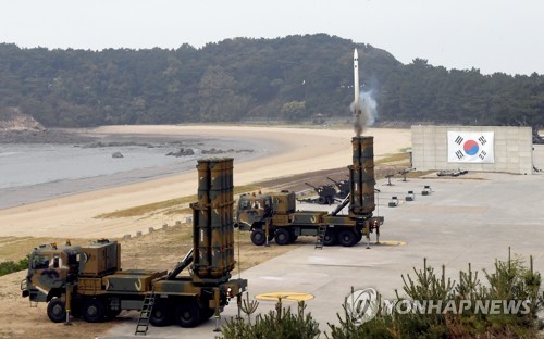 La foto, sin fechar, proporcionada por la Agencia de Promoción de Defensa (DEMA, según sus acrónimo en inglés), muestra el misil tierra-aire, llamado Cheongung, desarrollado por la Agencia para el Desarrollo de Defensa. (Prohibida su reventa y archivo)