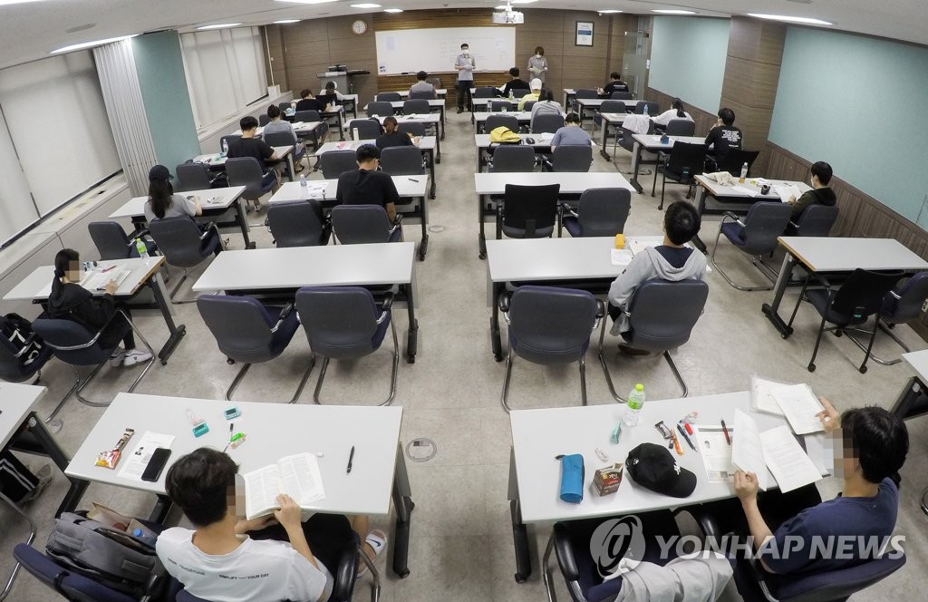 This photo, provided by the Ministry of Personnel Management on Aug. 21, 2020, shows applicants who seek to become public servants and diplomats taking state tests at Sungkyunkwan University in central Seoul. (PHOTO NOT FOR SALE) (Yonhap)