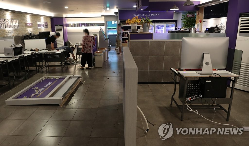 This file photo shows an internet cafe in Chuncheon, 85 kilometers east of Seoul, shut down due to COVID-19 health concerns, on Aug. 25, 2020. The pandemic has caused a sharp drop in users at PC bangs, leading to heavy losses. (Yonhap)