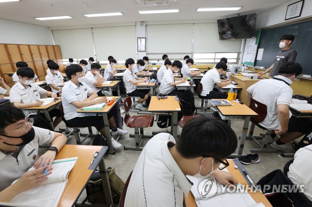 Students wearing masks study at a high school in southern Seoul on Aug. 26, 2020. All schools in the greater Seoul area were ordered to hold online classes until Sept. 11. (Yonhap)