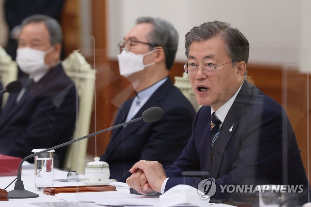President Moon Jae-in (R) makes his opening remarks during a meeting with a group of South Korean church community leaders at Cheong Wa Dae in Seoul on Aug. 27, 2020. (Yonhap)