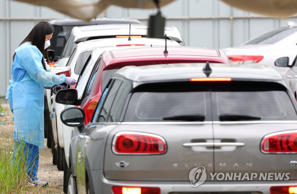 Cars are lined up at a drive-thru virus screening clinic in Seoul on Aug. 31, 2020. (Yonhap)