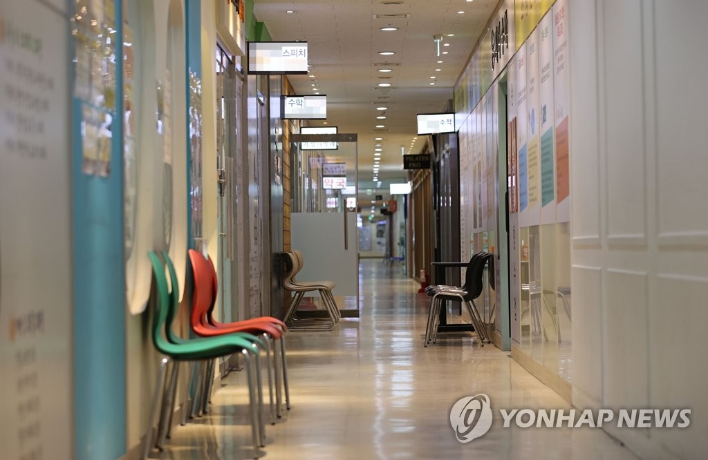 This file photo shows an empty corridor of a private institute in Seoul amid the new coronavirus pandemic on Oct. 31, 2020. (Yonhap) 