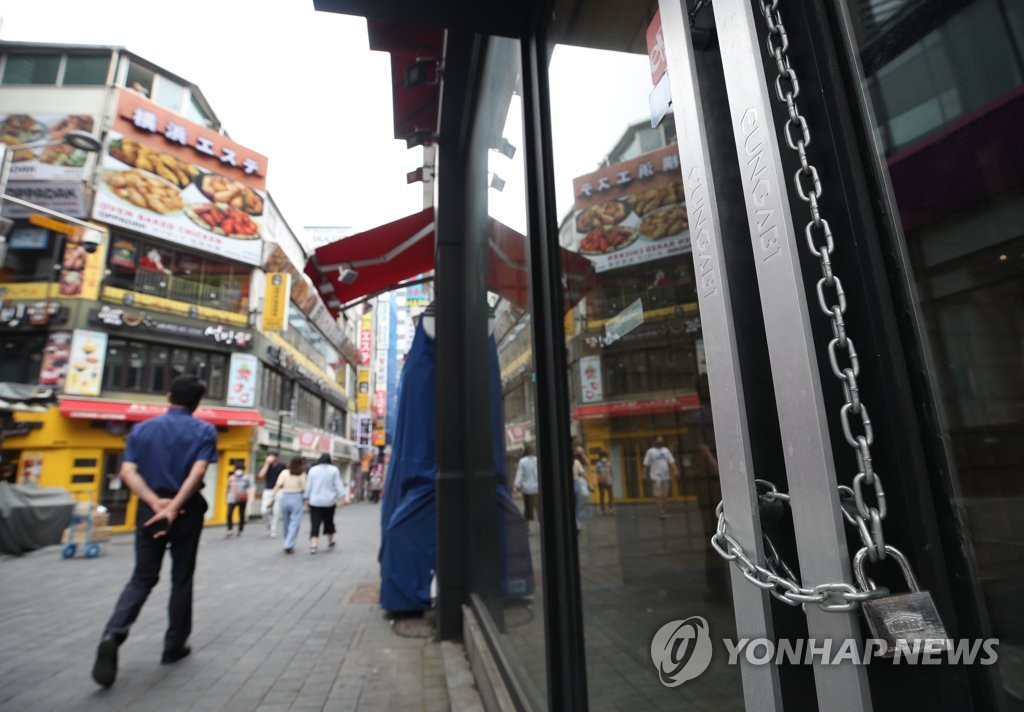 This photo, taken on Sept. 1, 2020, shows a closed shop in Seoul's shopping district of Myeongdong as South Korea imposed stricter anti-virus curbs to fight the flare-up in virus cases. (Yonhap)