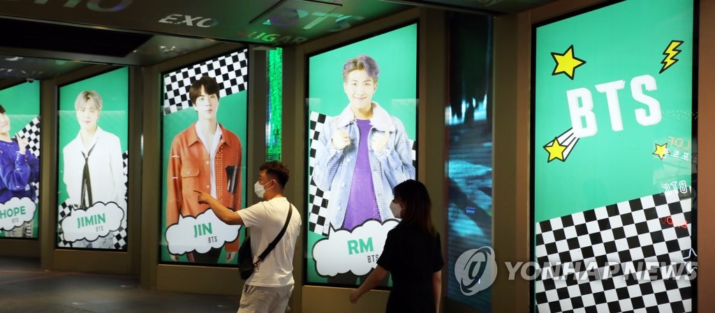 A huge ad board, featuring K-pop sensation BTS members, set up in downtown Seoul (yonhap)