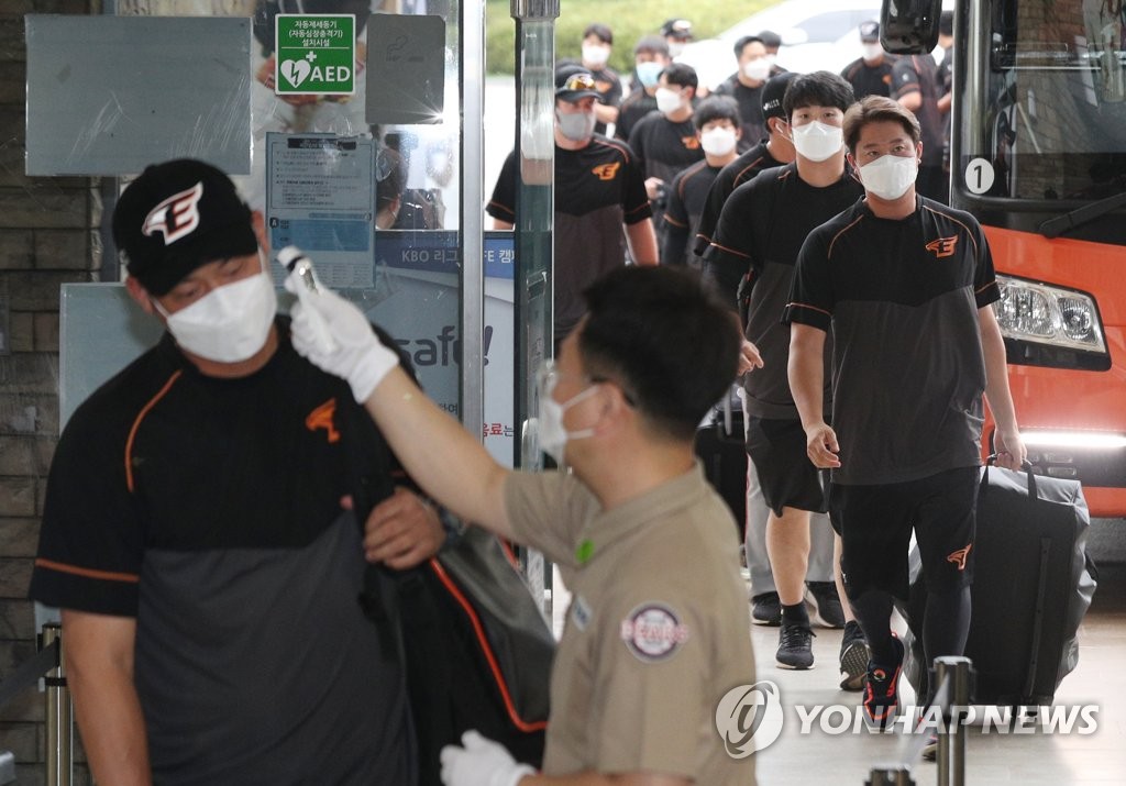 A Hanwha Eagles player has his temperature checked before entering the clubhouse at Jamsil Baseball Stadium in Seoul for a Korea Baseball Organization regular season game against the Doosan Bears on Sept. 1, 2020. (Yonhap)