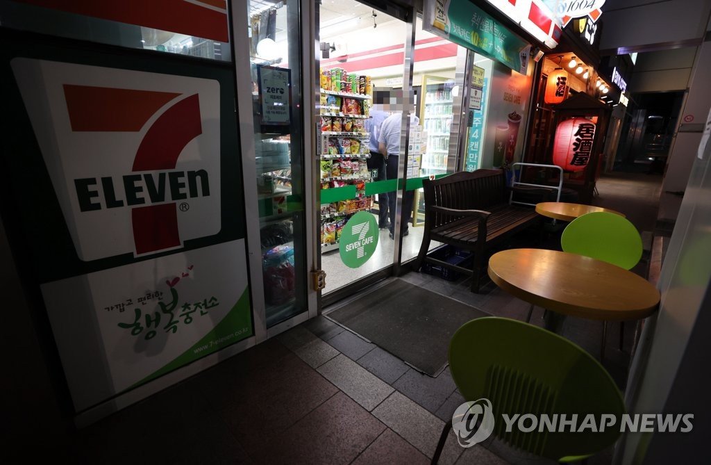Tables at a convenience store in Seoul are empty late at night on Sept. 1, 2020, as South Korea implemented enhanced social distancing guidelines, under which people are banned from eating at such shops after 9 p.m. in the greater Seoul area. (Yonhap)