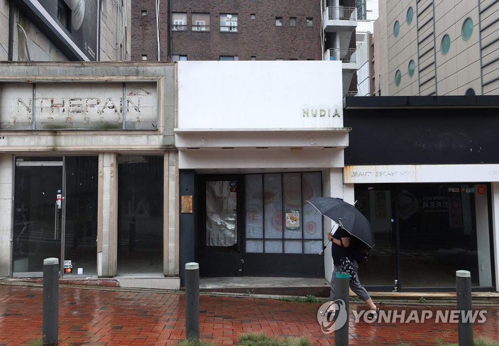 Shops near Ewha Womans University in Seoul appear to have gone out of business on Sept. 2, 2020, as most colleges in the capital city continue to go online amid the spread of the coronavirus. (Yonhap)