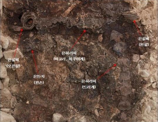 This undated photo, released by the Cultural Heritage Administration on Sept. 3, 2020, shows a silver belt, bracelets and rings unearthed from the Hwangnamdong Tumulus No. 120-2 from the Silla Kingdom (57 B.C.-A.D. 935) in Gyeongju, southeastern South Korea. (PHOTO NOT FOR SALE) (Yonhap)