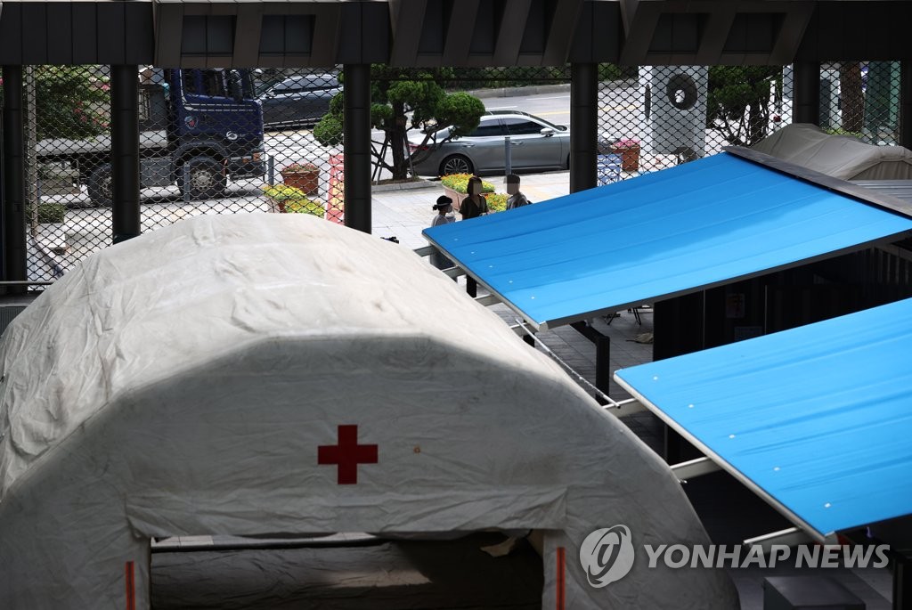 A virus screening center set up at the community health center in Yongsan Ward in central Seoul is relatively empty on Sept. 5, 2020. (Yonhap)