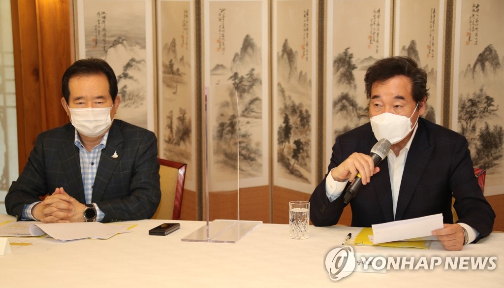 Lee Nak-yon (L), leader of the ruling Democratic Party, makes remarks at the start of a meeting in Seoul on Sept. 6, 2020, with Prime Minister Chung Sye-kyun seated next to him. (Yonhap) 