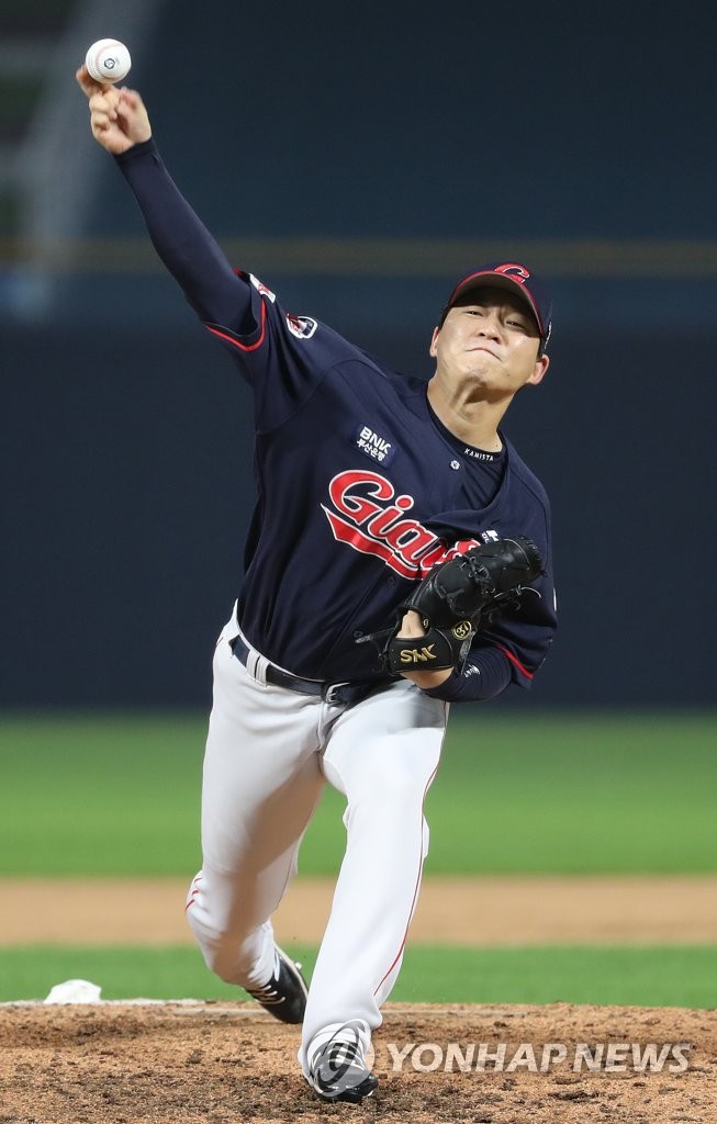 In this file photo from Sept. 8, 2020, Park Si-young of the Lotte Giants pitches against the NC Dinos in the bottom of the seventh inning of a Korea Baseball Organization regular season game at Changwon NC Park in Changwon, 400 kilometers southeast of Seoul. (Yonhap)