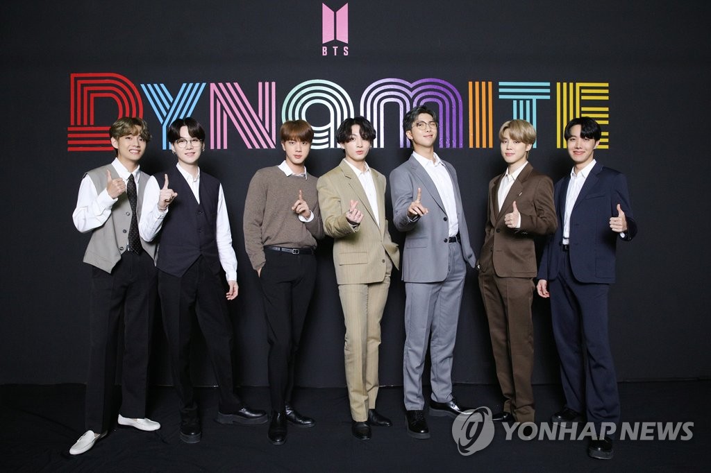 La imagen, proporcionada por Big Hit Entertainment, muestra a los miembros de la sensación del K-pop BTS, posando para una foto durante una conferencia de prensa en línea, celebrada, el 2 de septiembre de 2020, en Seúl. (Prohibida su reventa y archivo)