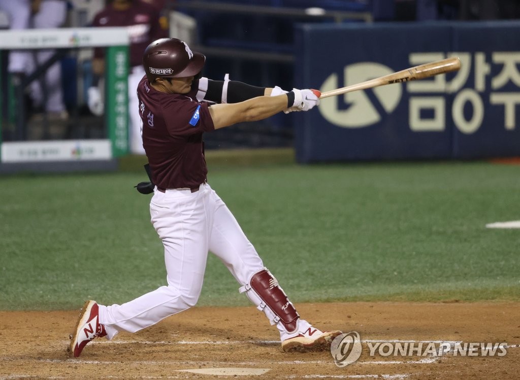 In this file photo from Sept. 11, 2020, Kim Ha-seong of the Kiwoom Heroes hits a double against the LG Twins in the top of the fourth inning of a Korea Baseball Organization regular season game at Jamsil Baseball Stadium in Seoul. (Yonhap)