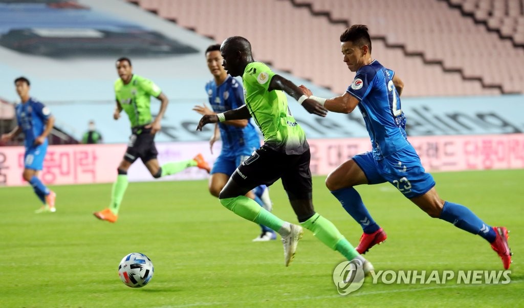 Jeonbuk closing in on Ulsan for K League lead