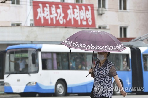 '자력부강, 자력번영' 슬로건이 내걸린 평양 시내