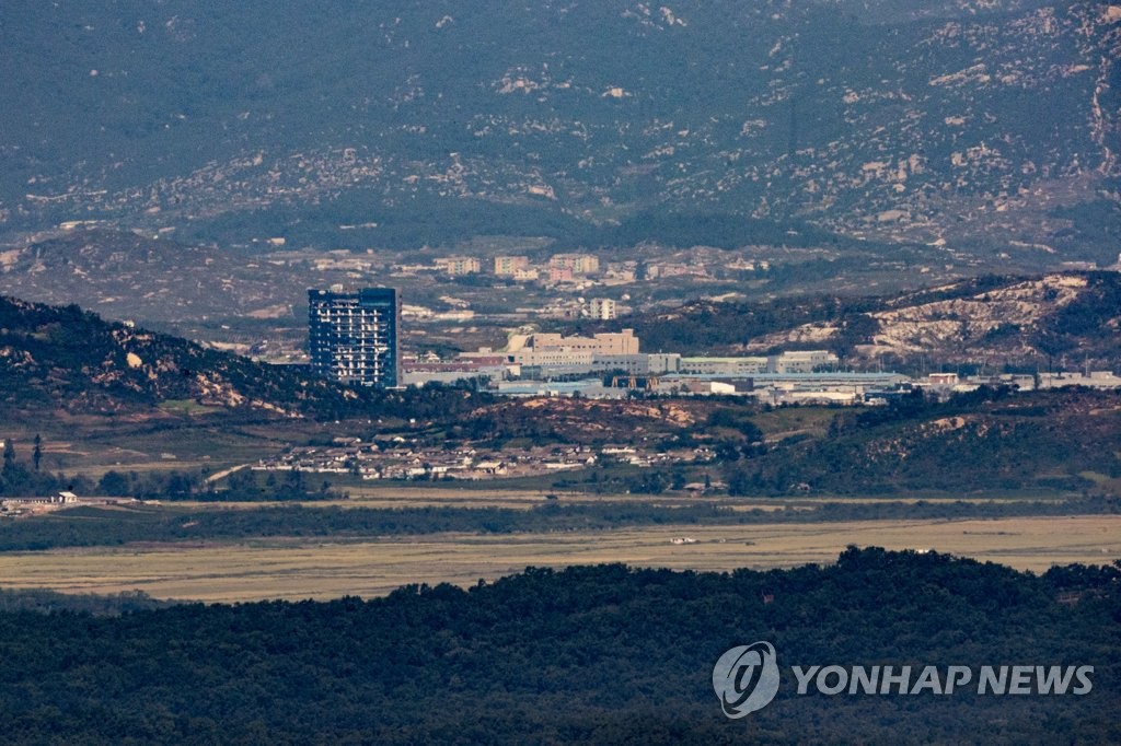 ９月中旬、韓国北部の京畿道坡州市から見た開城工業団地。北朝鮮は６月１６日、同工業団地内にあった南北共同連絡事務所を爆破した。破損した開城工業団地支援センターもそのまま放置されている＝（聯合ニュース）