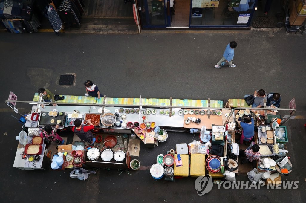 A market place in Daegu, 302 kilometers south of Seoul, is nearly empty on Sept. 22, 2020, as fewer people went shopping outside amid the new coronavirus pandemic. (Yonhap)