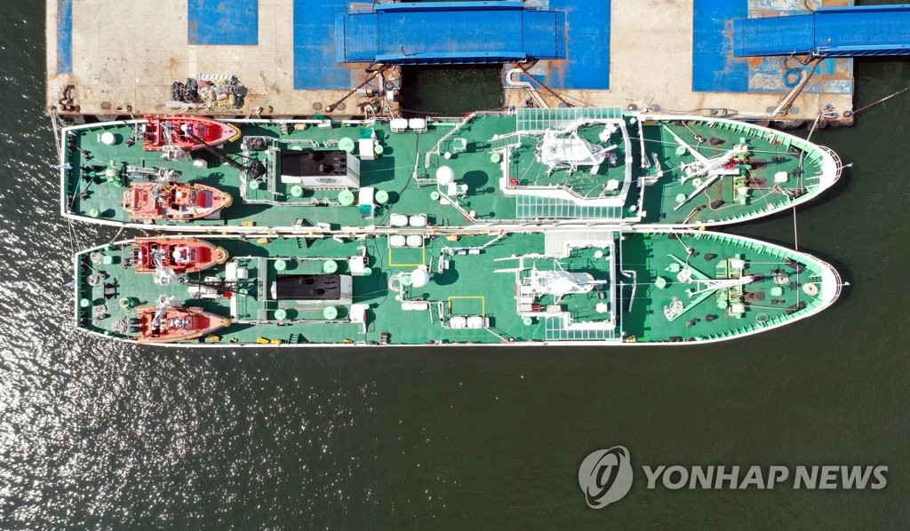 The Mugunghwa 10 guidance boat (bottom) is moored at a quay of the West Sea Fisheries Management Office in Mokpo, South Jeolla Province, on Sept. 28, 2020, after returning from the inter-Korean maritime border in the West Sea. A fisheries ministry official was shot to death by North Korean soldiers in the North Korean waters on Sept. 22, after he allegedly attempted to defect to the North while on duty aboard the ship. (Yonhap)