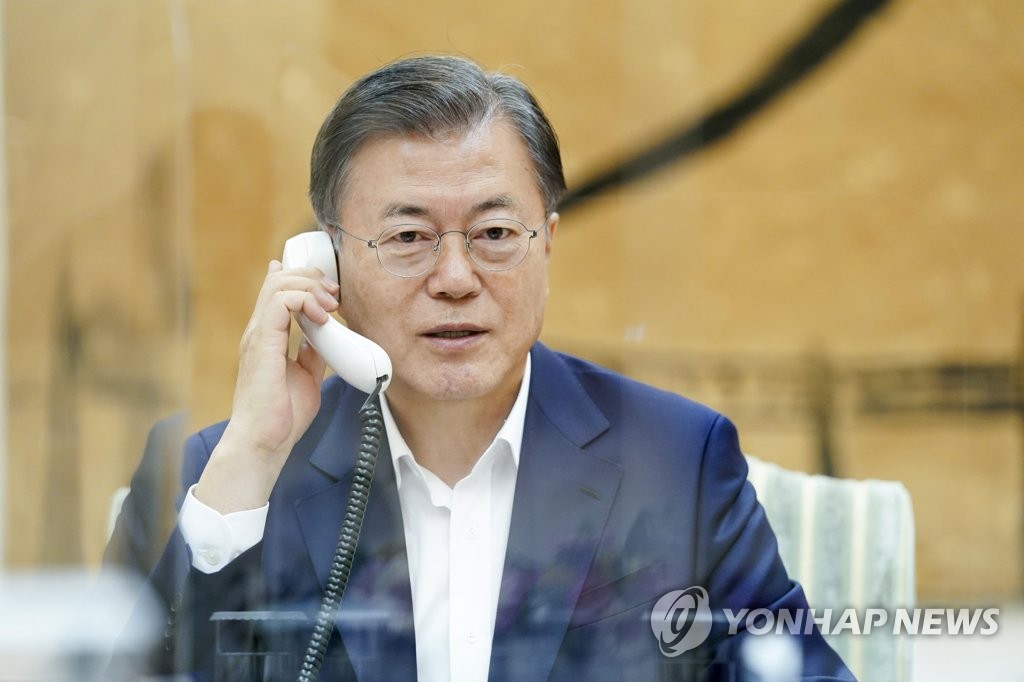 ボルソナロ大統領と会談する文大統領（韓国大統領府提供）＝（聯合ニュース）≪転載・転用禁止≫