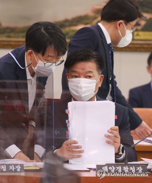 관계자와 이야기하는 김홍희 해양경찰청장