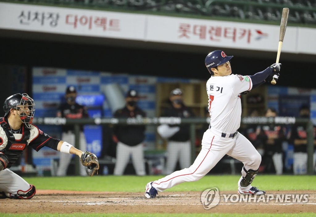 In this file photo from Oct. 8, 2020, Shin Bon-ki of the Lotte Giants hits a single against the KT Wiz in the bottom of the second inning of a Korea Baseball Organization regular season game at Sajik Stadium in Busan, 450 kilometers southeast of Seoul. (Yonhap)