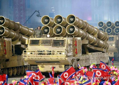 지난달 10일 북한 노동당 창건 75주년 기념 열병식에서 공개된 발사관 6개를 탑재한(6연장) '초대형 방사포'[연합뉴스 자료사진]