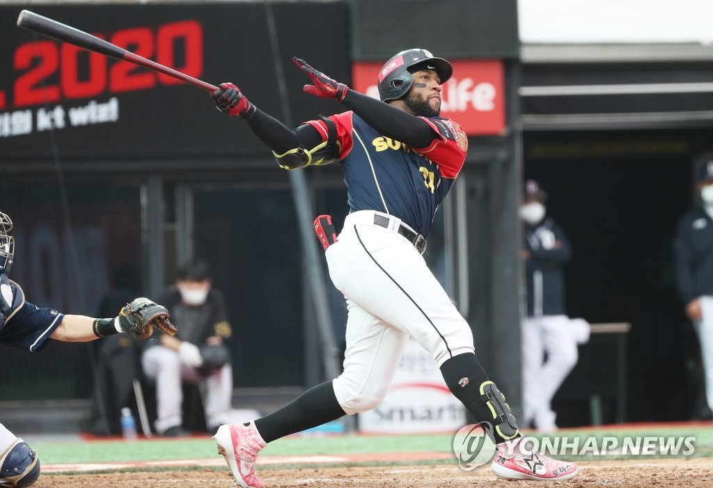 In this file photo from Oct. 11, 2020, Mel Rojas Jr. of the KT Wiz hits a solo home run against the Doosan Bears in the bottom of the fifth inning of a Korea Baseball Organization regular season game at KT Wiz Park in Suwon, 45 kilometers south of Seoul. (Yonhap)