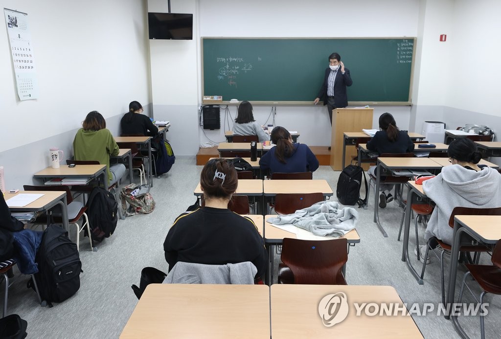 Students attend a class at a cram school in Mapo Ward, Seoul, on Oct. 12, 2020. (Yonhap)