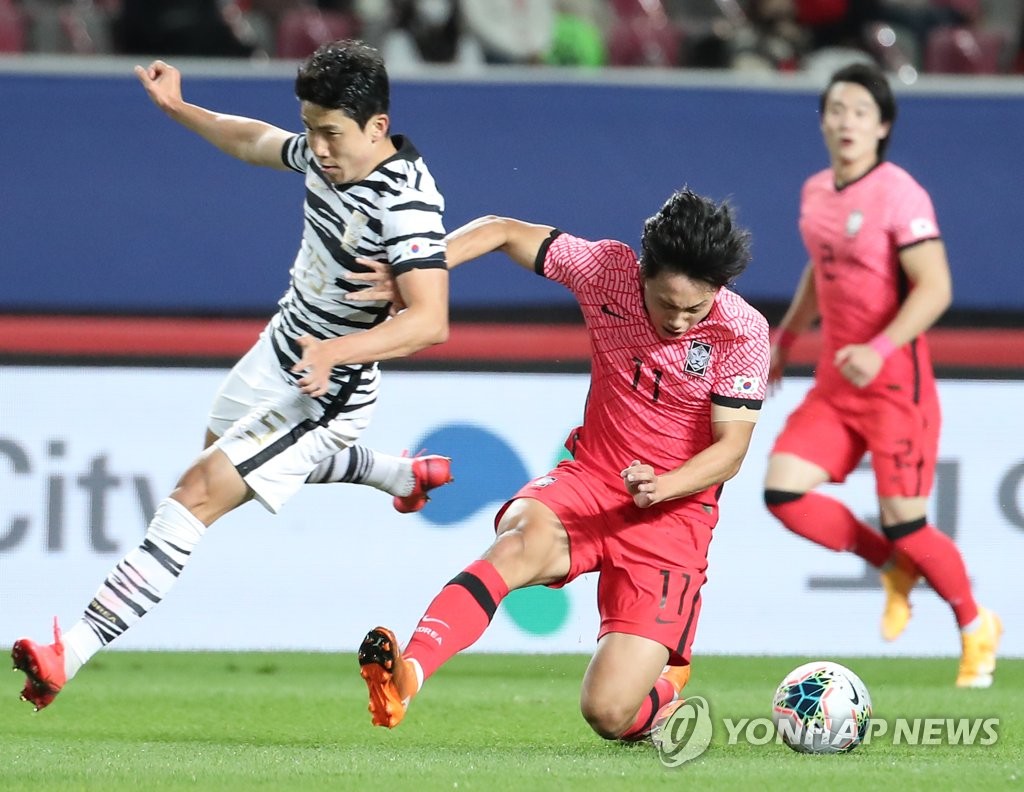 Kim In-sung (L) of the South Korean men's senior national football team and Cho Young-wook of the under-23 national team battle for the ball during their exhibition match at Goyang Stadium in Goyang, Gyeonggi Province, on Oct. 12, 2020. (Yonhap)