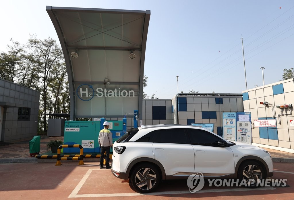 This file photo, taken on Oct. 19, 2020, shows a hydrogen car being charged at a filling station in Seoul. (Yonhap)
