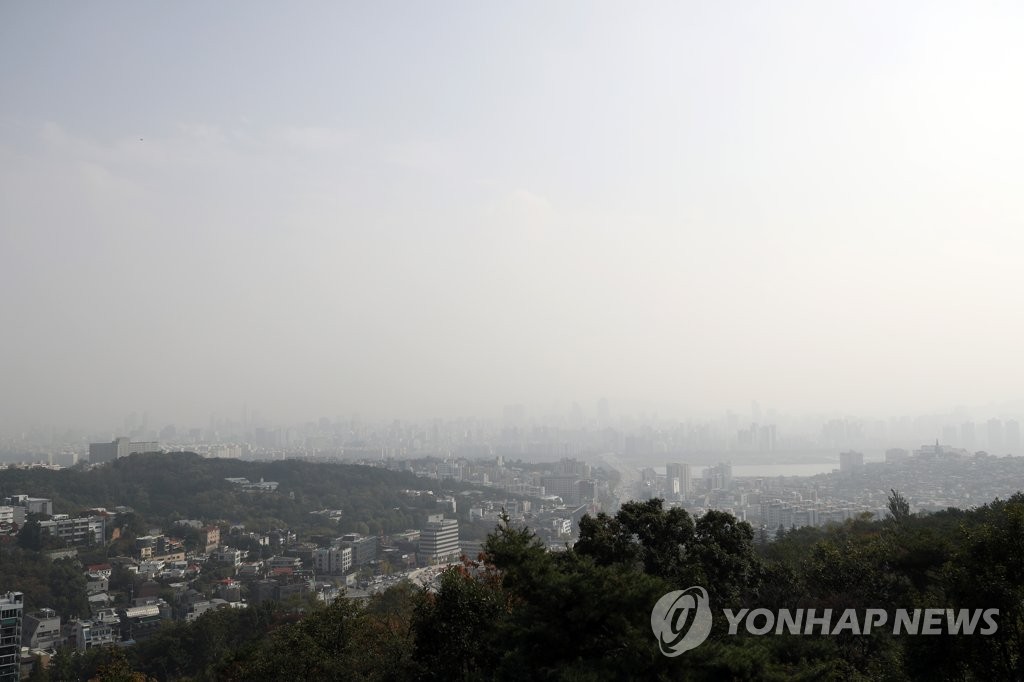 (LEAD) Seoul city issues 1st fine dust advisory this fall