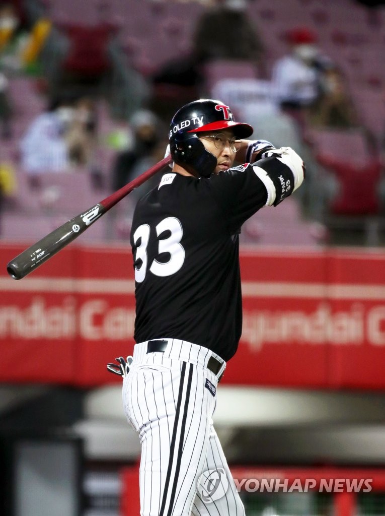 In this file photo from Oct. 23, 2020, Park Yong-taik of the LG Twins prepares to step into the batter's box as pinch hitter against the Kia Tigers in the top of the fourth inning of a Korea Baseball Organization regular season game at Gwangju-Kia Champions Field in Gwangju, 330 kilometers south of Seoul. (Yonhap)