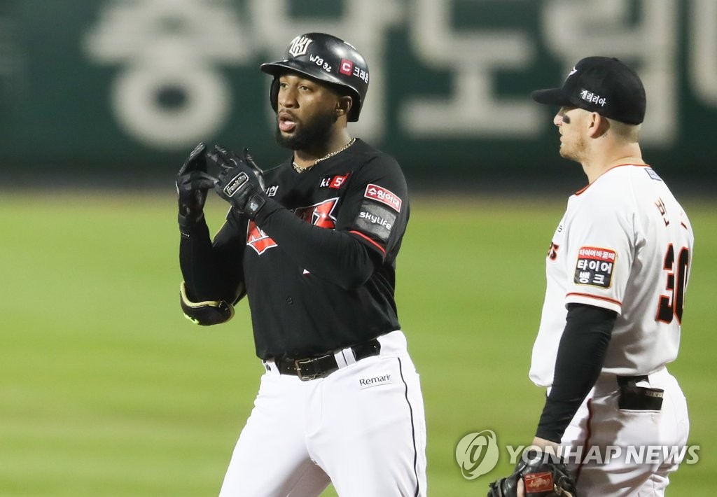 Mel Rojas Jr. of the KT Wiz (L) celebrates his RBI single against the Hanwha Eagles during the top of the first inning of a Korea Baseball Organization regular season game at Hanwha Life Eagles Park in Daejeon, 160 kilometers south of Seoul, on Oct. 29, 2020. (Yonhap)