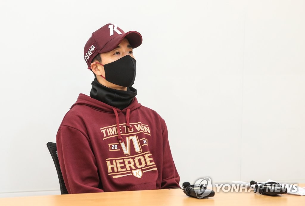 Kiwoom Heroes interim manager Kim Chang-hyun speaks to reporters ahead of a Korea Baseball Organization Wild Card game against the LG Twins at Jamsil Baseball Stadium in Seoul on Nov. 1, 2020. (Yonhap)