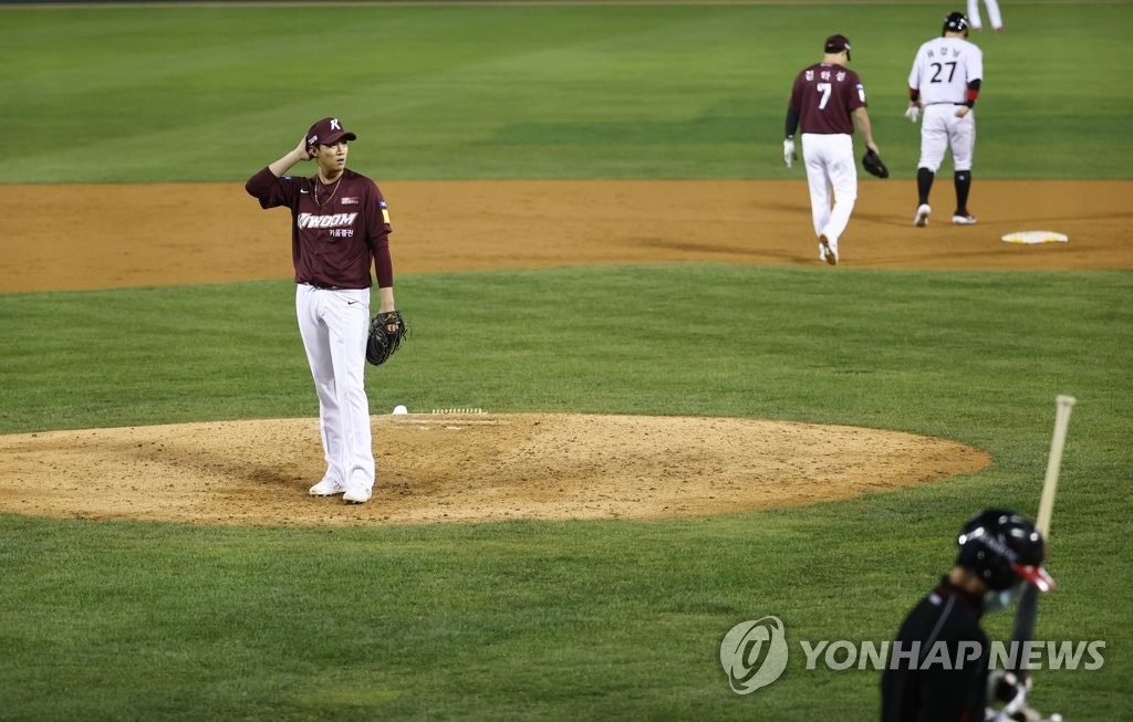 An Woo-jin of the Kiwoom Heroes (L) reacts after allowing a bases-loaded walk against Hong Chang-ki of the LG Twins during the bottom of the seventh inning of a Korea Baseball Organization Wild Card game at Jamsil Baseball Stadium in Seoul on Nov. 2, 2020. (Yonhap)