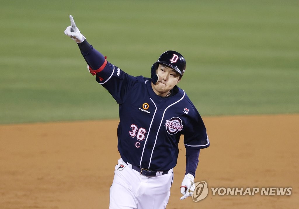 Oh Jae-il of the Doosan Bears celebrates his two-run home run against the LG Twins in the top of the fourth inning of Game 2 of the Korea Baseball Organization first-round postseason series at Jamsil Baseball Stadium in Seoul on Nov. 5, 2020. (Yonhap)