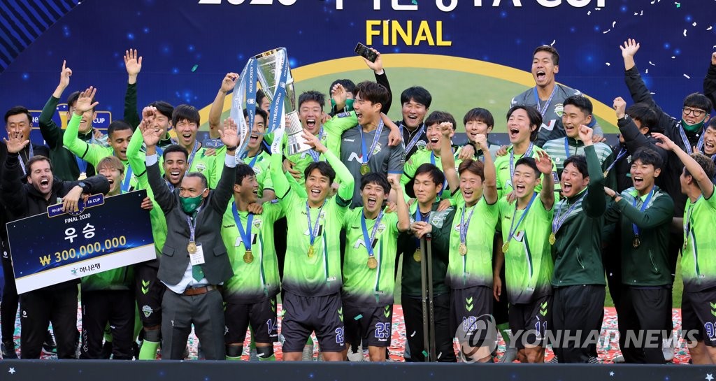 Lee Seung-gi multi-goal wins Jeonbuk FA Cup