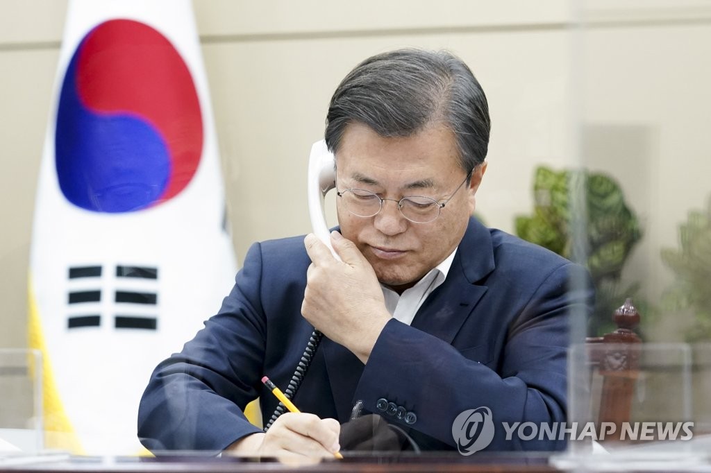 South Korean President Moon Jae-in talks with British Prime Minister Boris Johnson over the phone at Cheong Wa Dae in Seoul on Nov. 10, 2020 in this photo provided by Moon's office. (PHOTO NOT FOR SALE) (Yonhap)