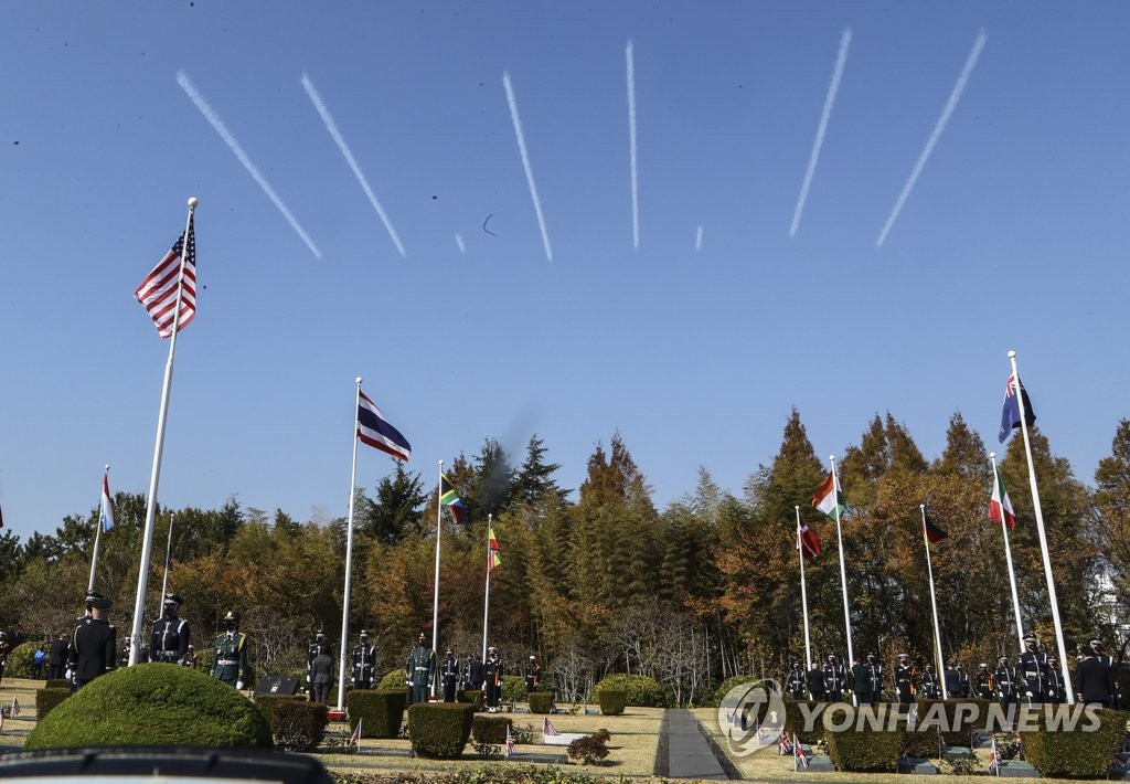 Les Black Eagles de l'armée de l'air sud-coréenne, dessinent six lignes dans le ciel signifiant le 11 novembre à 11h durant la cérémonie commémorative internationale «Turn Toward Busan» au cimetière commémoratif des Nations unies à Busan, le mercredi 11 novembre 2020.