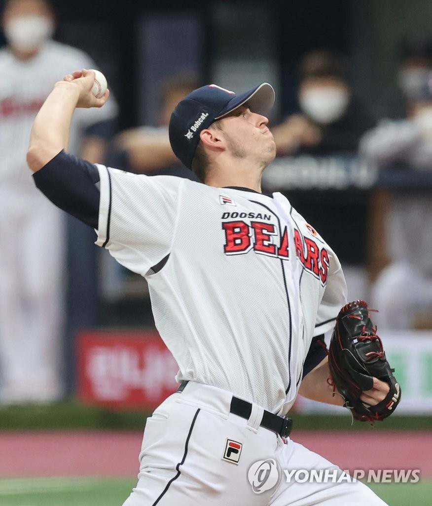 Chris Flexen of the Doosan Bears pitches against the KT Wiz in the top of the seventh inning of Game 4 of the second round in the Korea Baseball Organization postseason at Gocheok Sky Dome in Seoul on Nov. 13, 2020. (Yonhap) 