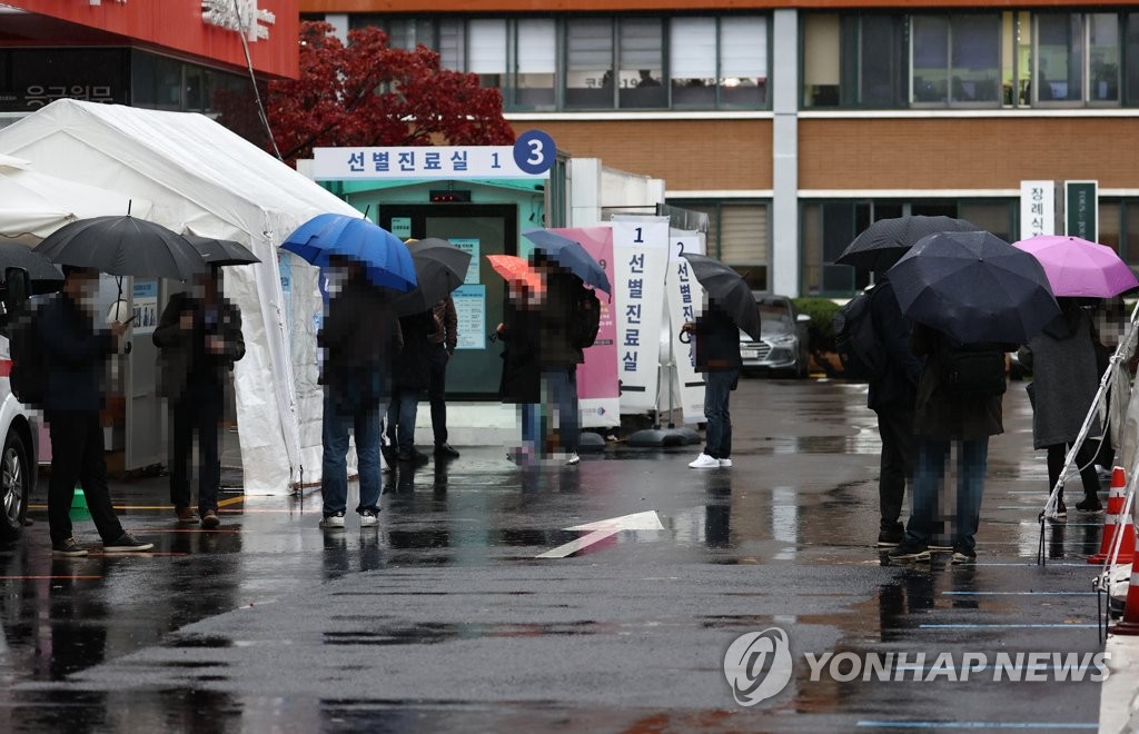 (LEAD) New virus cases over 300 for 2nd day, tougher antivirus curbs in place | Yonhap News Agency