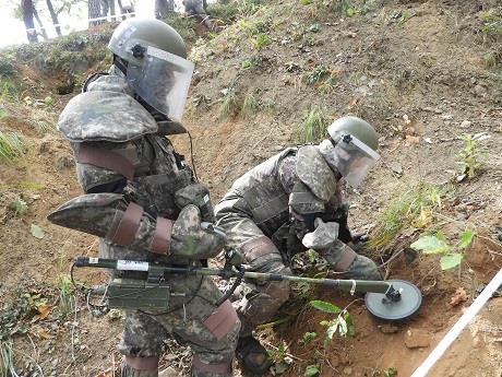 DMZ 화살머리고지 발굴사업을 진행하는 군인