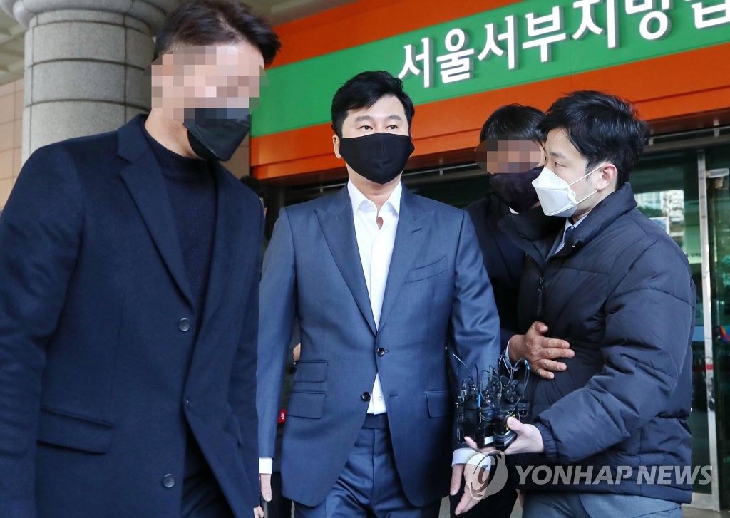 Le fondateur et l'ancien PDG de YG Entertainment Yang Hyun-suk quitte la Cour du district Ouest de Séoul après avoir entendu le verdict à son procès, le vendredi 27 novembre 2020. 