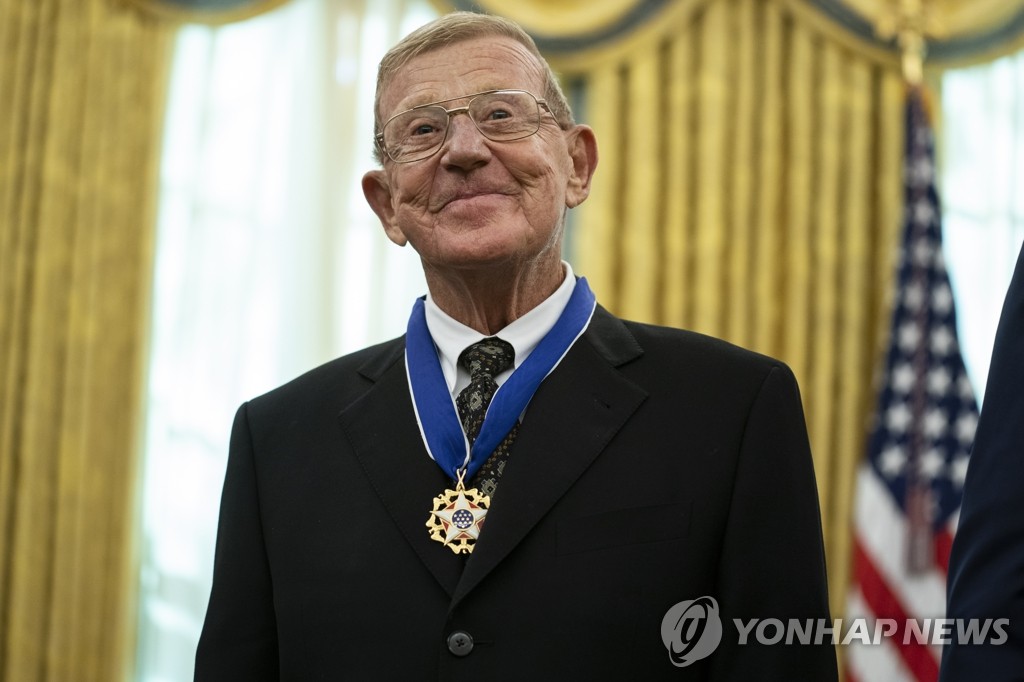 '자유의 메달' 수상한 루 홀츠 풋볼팀 퇴역 코치 | 연합뉴스 '자유의 메달' 수상한 루 홀츠 풋볼팀 퇴역 코치 | 연합뉴스