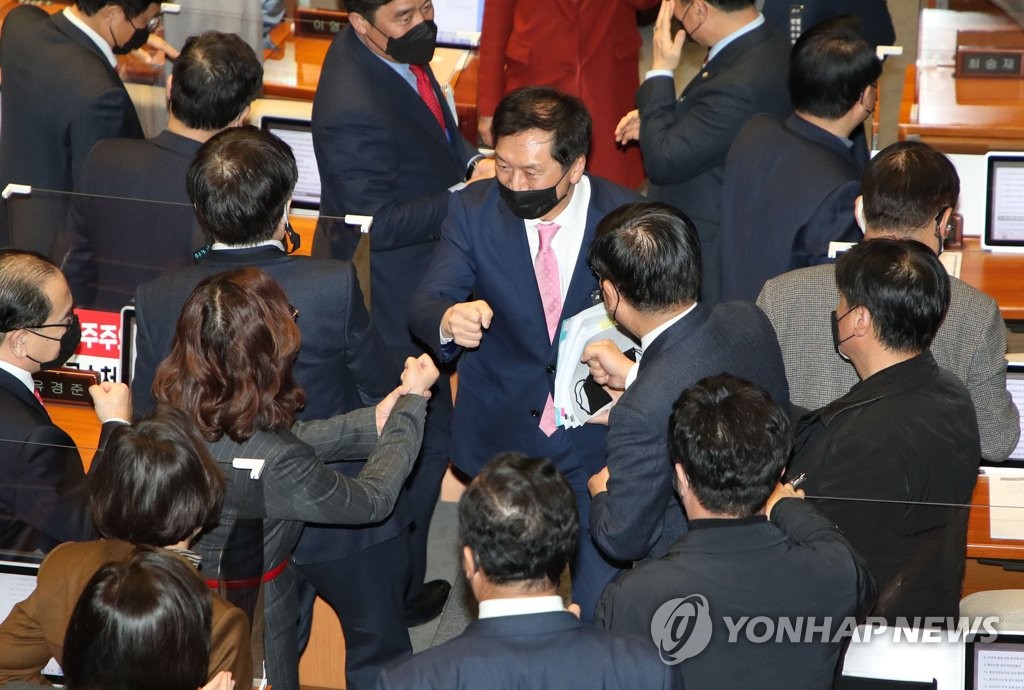 무제한 토론 마치고 인사나누는 김기현 의원 | 연합뉴스